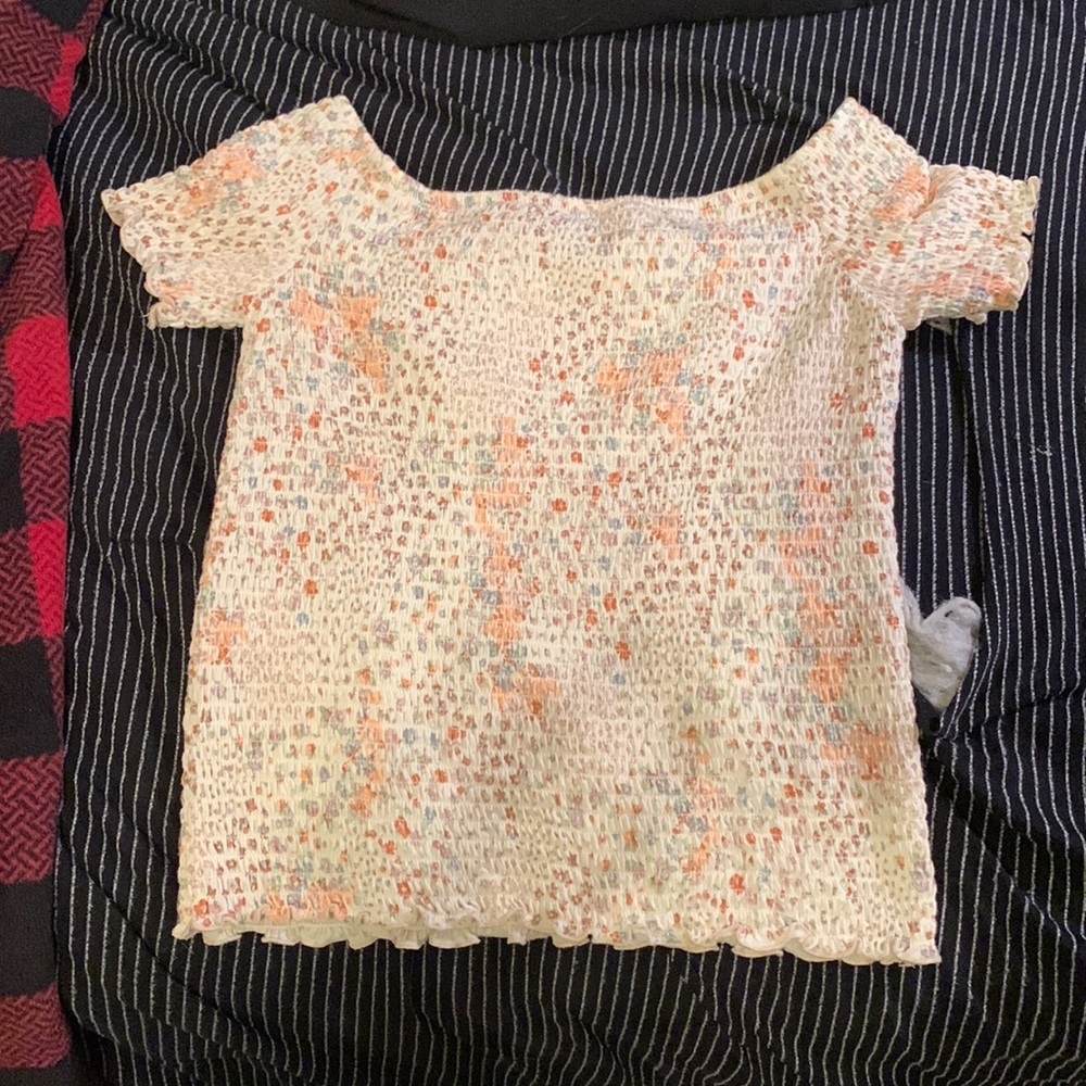 🤍 cream colored  floral shirt•
